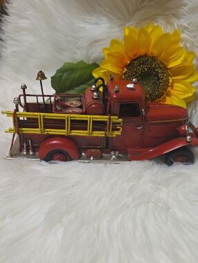 Vintage-Style Red Metal Fire Truck Decor with Yellow Ladder